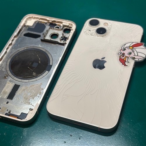 背面ガラスが割れたiPhone13