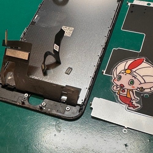 既存液晶を加工して延長ケーブルを切り取る作業