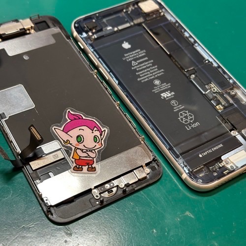 新しいホームボタン延長ケーブルを取り付けたiPhoneSE2