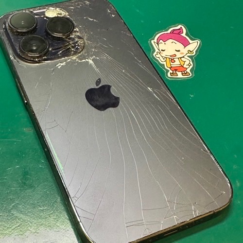 カメラ付近の背面ガラスが大きく割れたiPhone14Pro