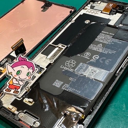 画面を取り外し修理開始（Pixel 6の開口作業）