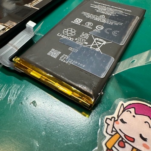 硬化して厚みが出たPixel 6のバッテリーを安全に取り外し