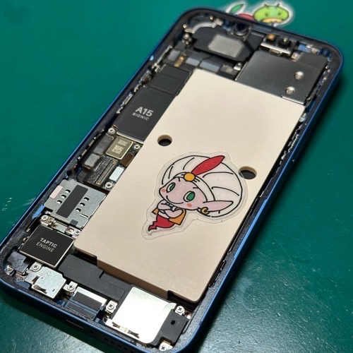 Apple純正バッテリーを正確に取り付け・圧着
