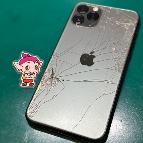 背面ガラスが酷く割れてしまったiPhone11 Pro