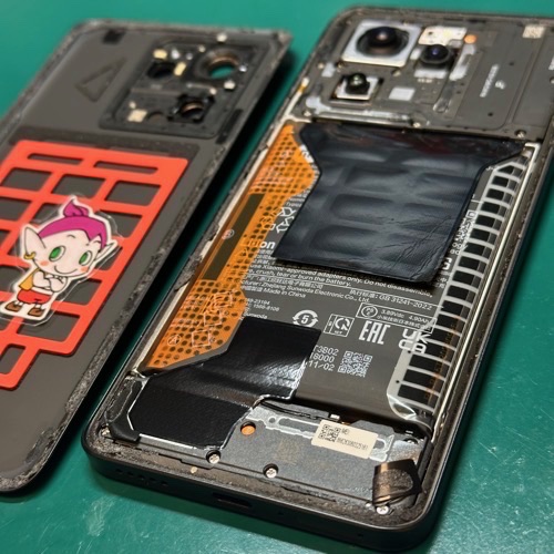 背面パネルを外し膨張したXiaomi 13Tのバッテリーを点検