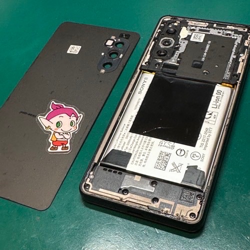 Xperia 10 IVの背面パネルを取り外しバッテリーを遮断