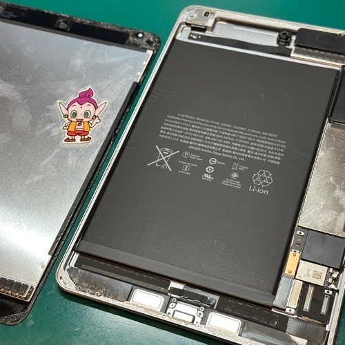 慎重に破損したディスプレイを取り外し