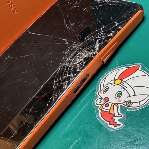 事故により画面が破損したXperiaAce3