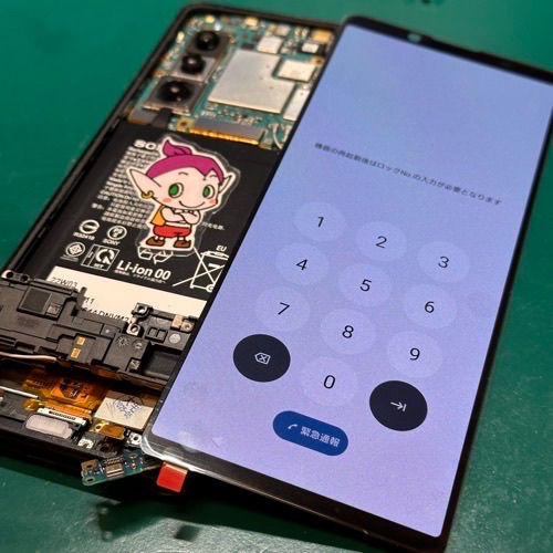 Xperia 5 IIに仮付けした新しい交換用画面のタッチや色味をチェックし、動作確認を行っている様子。