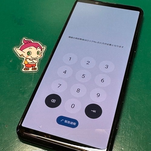 ディスプレイ交換修理が完了し、新品同様に綺麗になったXperia 5 II。液晶の縦線は消え正常動作を確認。