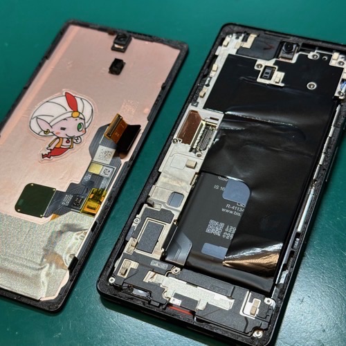 Pixel 6aの画面とフレームを慎重に取り外す様子