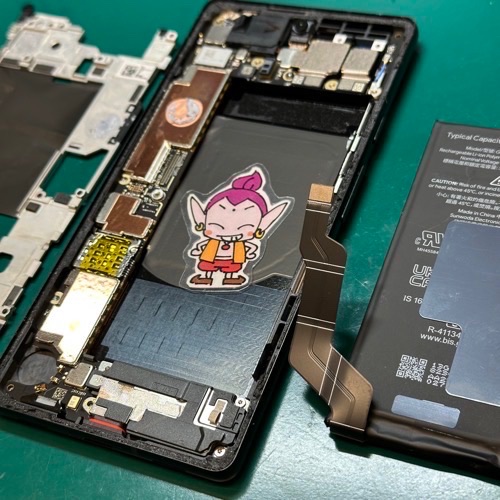 中間プレートと古いバッテリーの取り外し作業