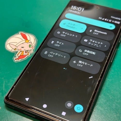 新品バッテリーを取り付け、元に戻していく作業