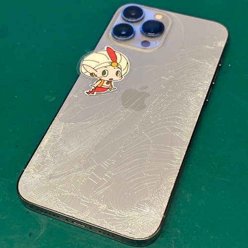 背面ガラスに無数のヒビが入ったiPhone13ProMax