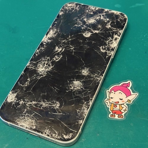 車に轢かれて両面が破損したiPhone15Plus(表)