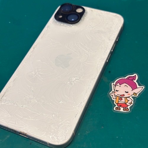 車に轢かれて両面が破損したiPhone15Plus(裏)