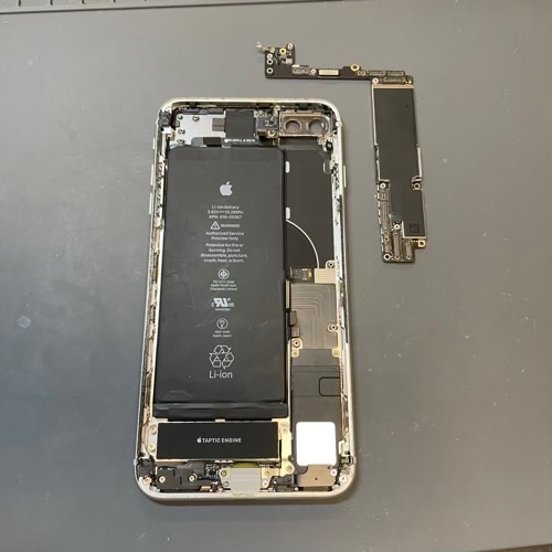 基板を外して修理しているiPhone8プラス