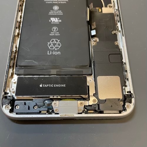 新しいコネクターパーツを取り付けたiPhone8Plus