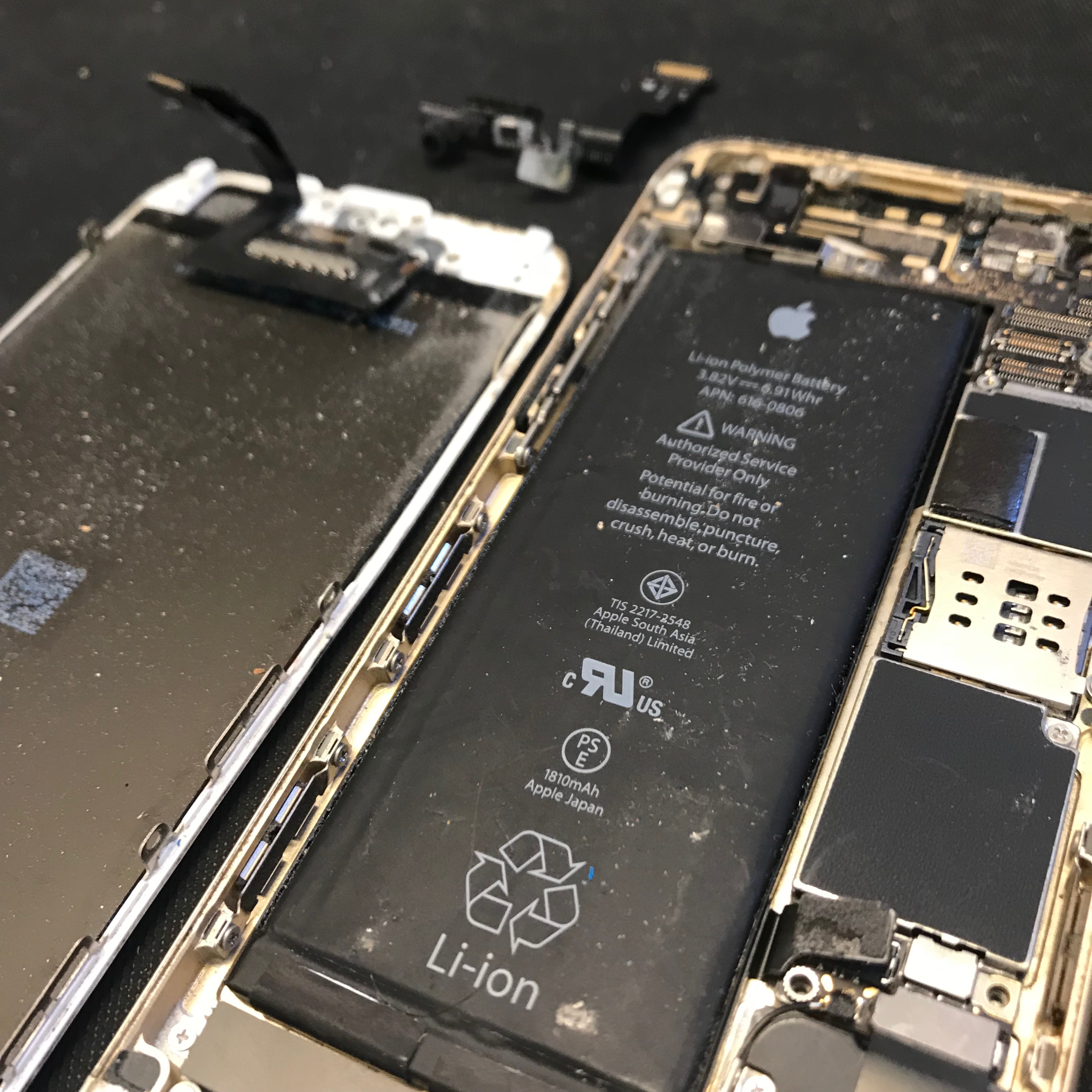 修理途中のiPhone6