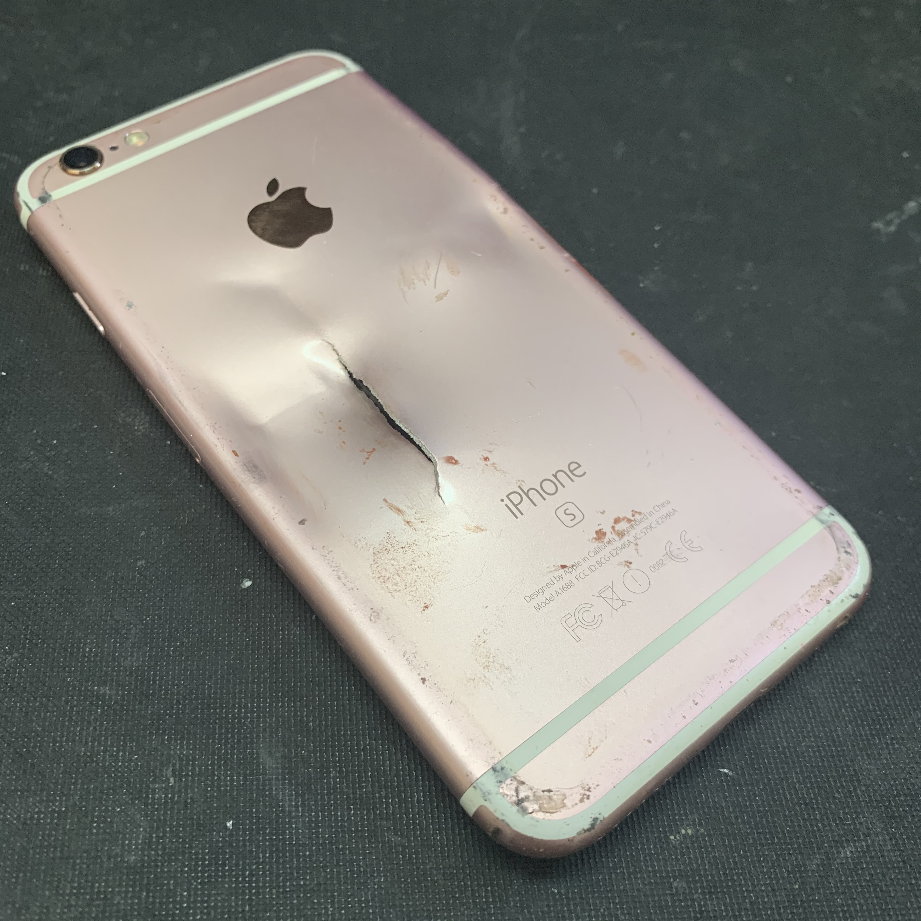 大破したiPhone6Sの裏面