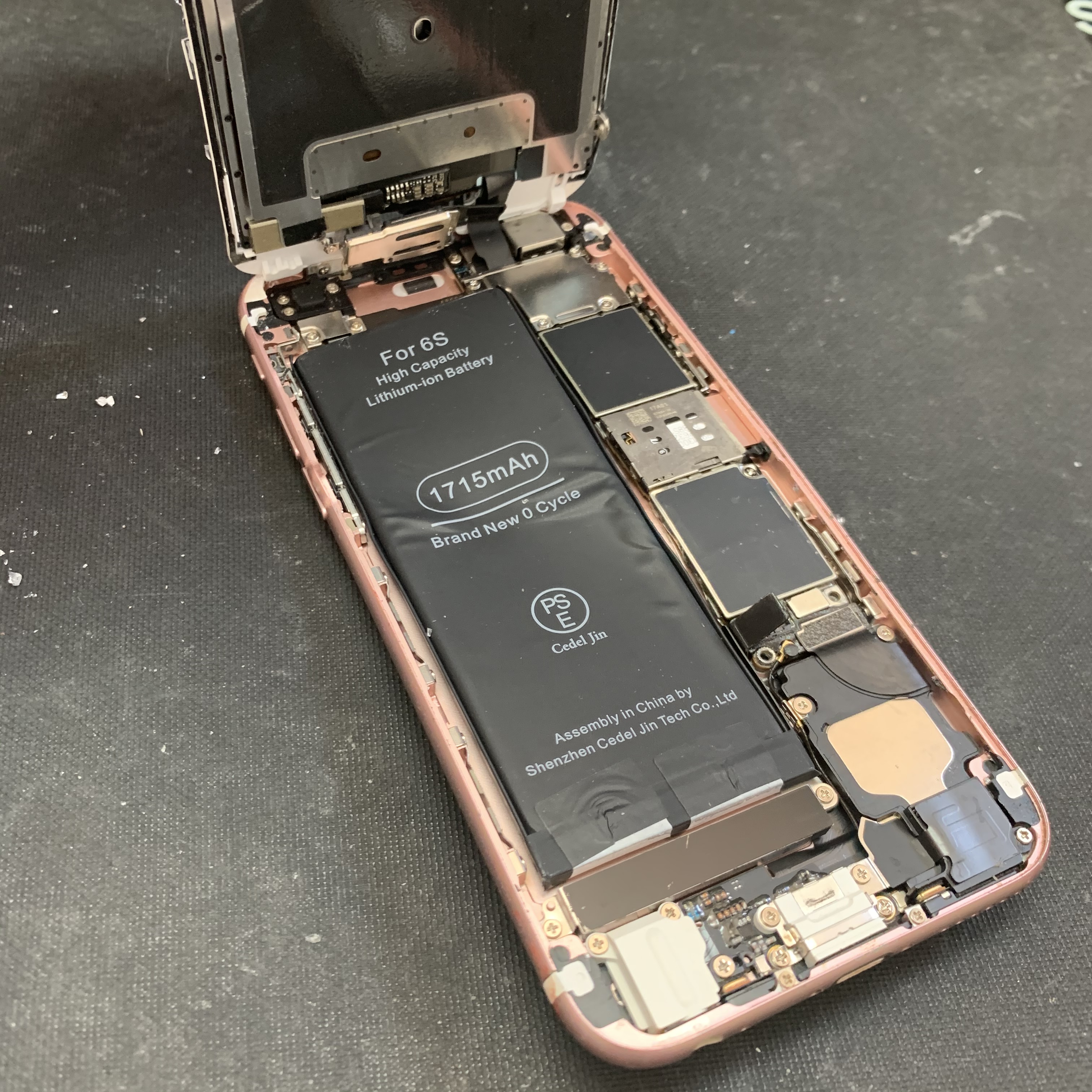 大破したiPhone6Sの内部