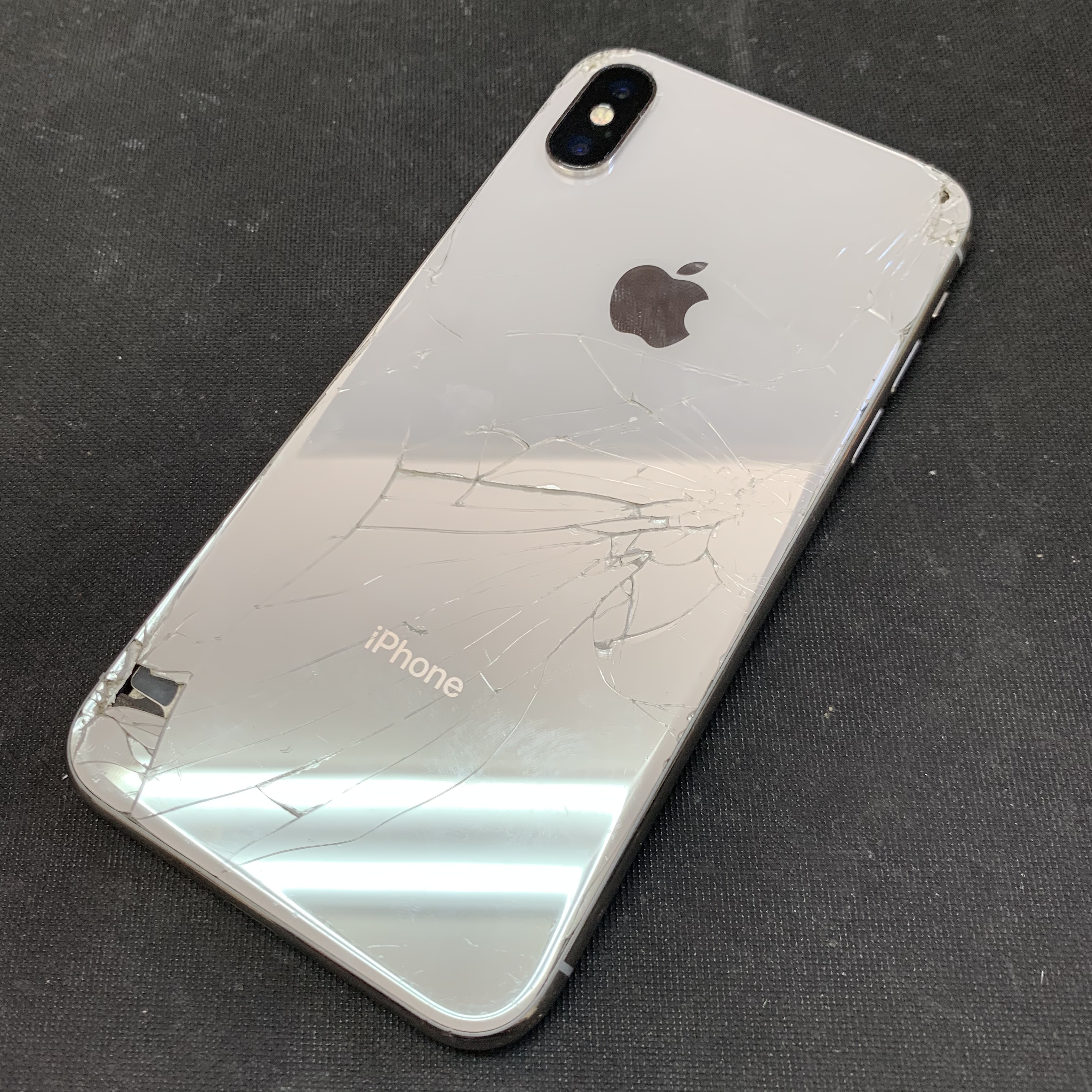 iPhoneXの背面ガラス割れ