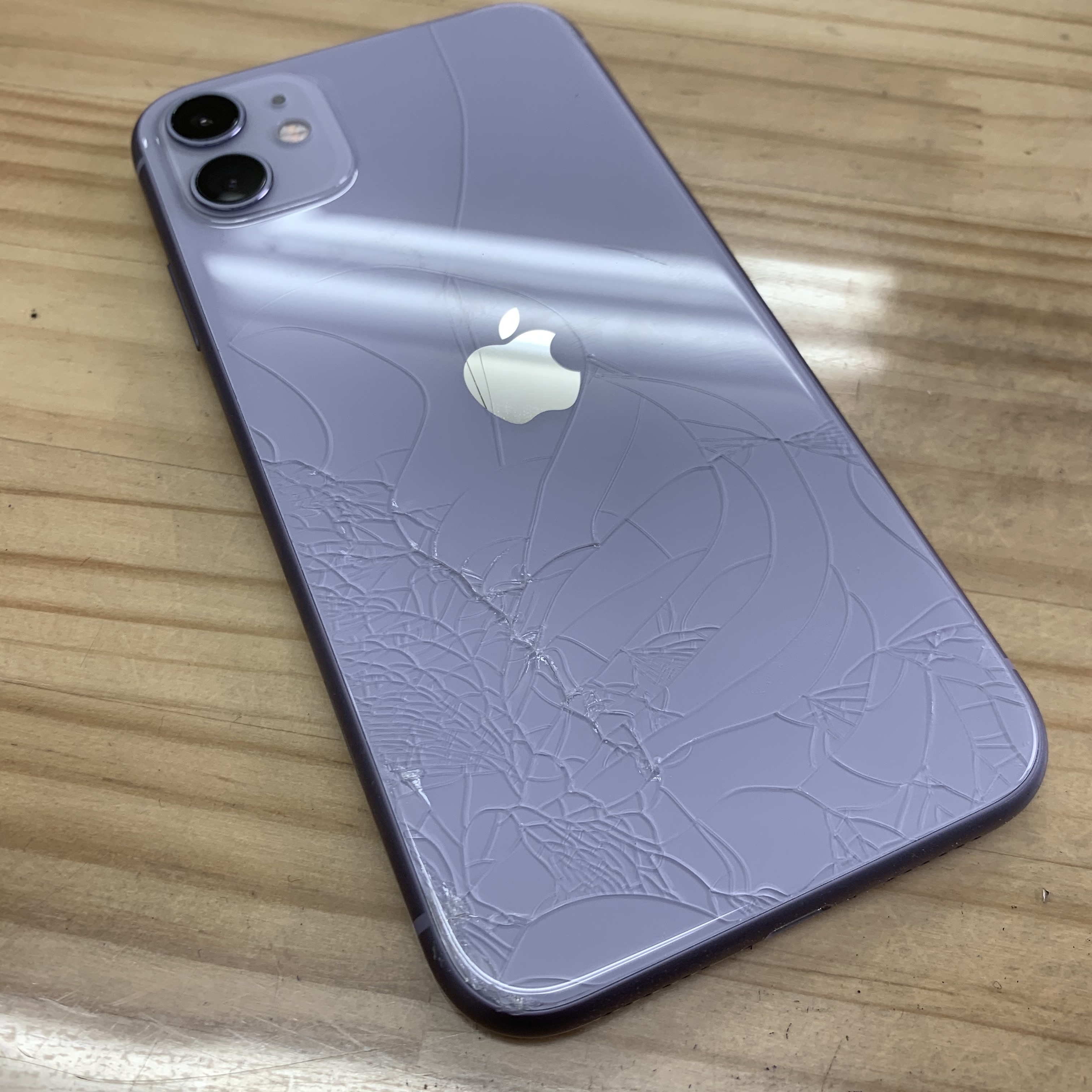 背面ガラスが割れたiPhone11