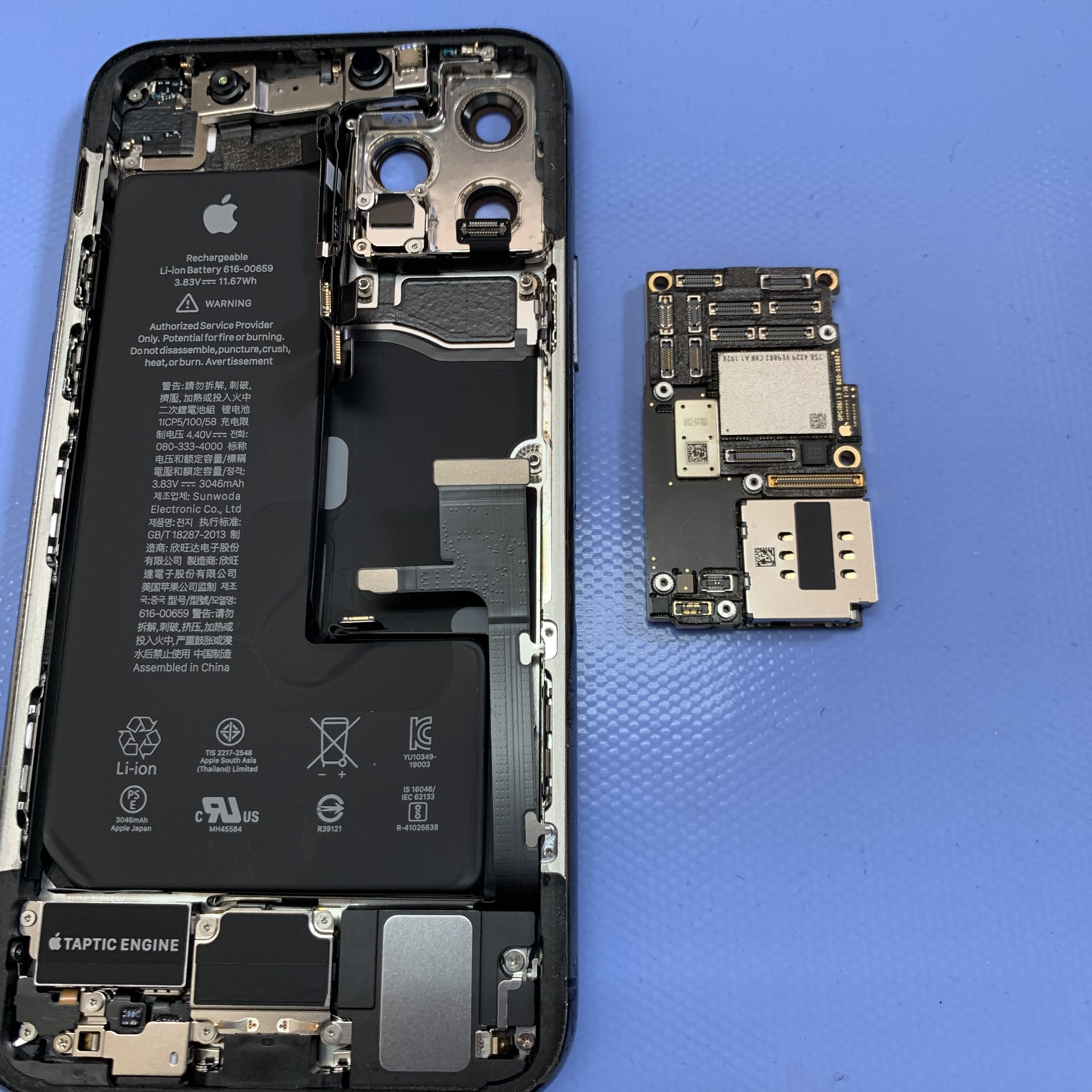 二層化されたiPhone11Proの基板を外す