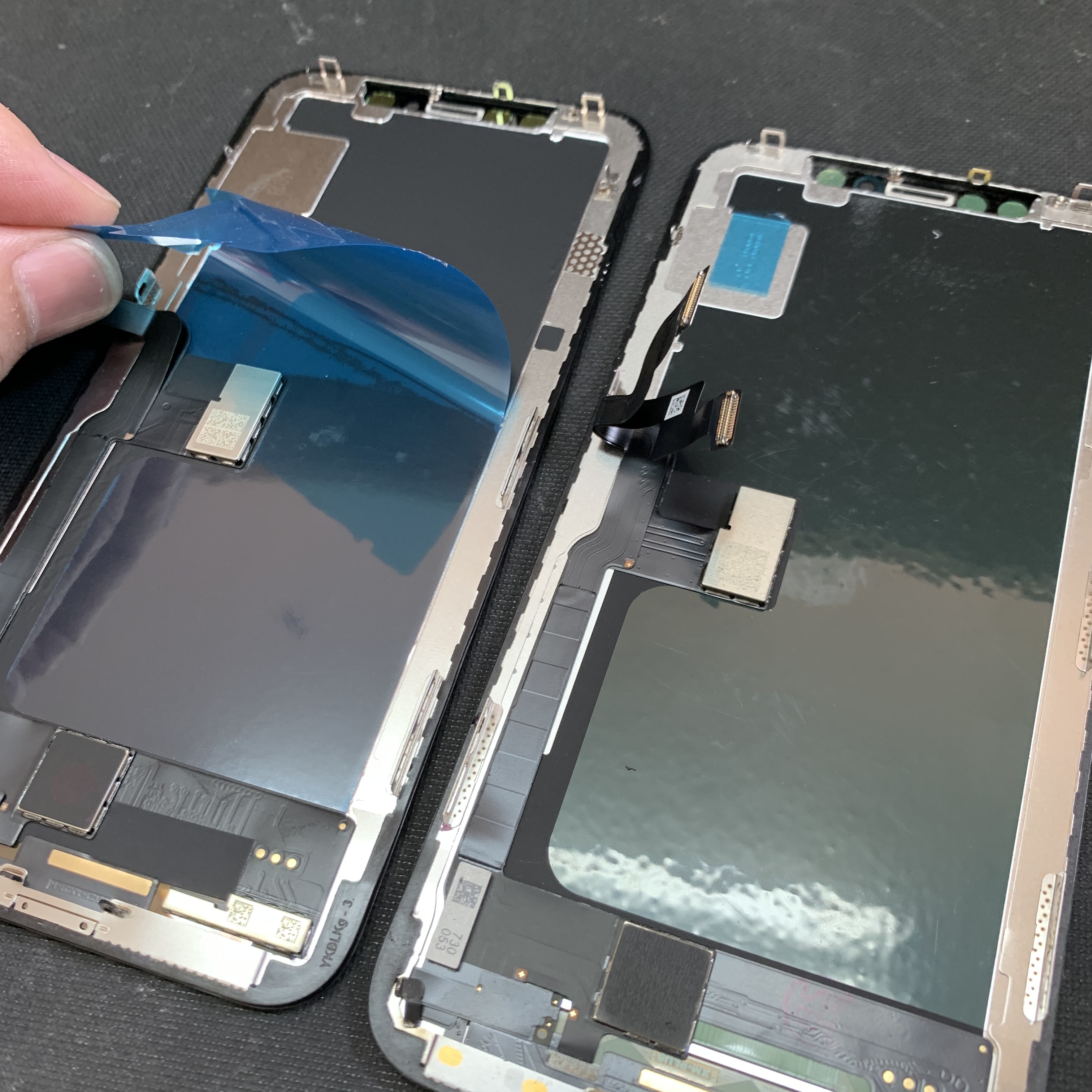 iPhoneXのフロントパネル裏面にある保護シート