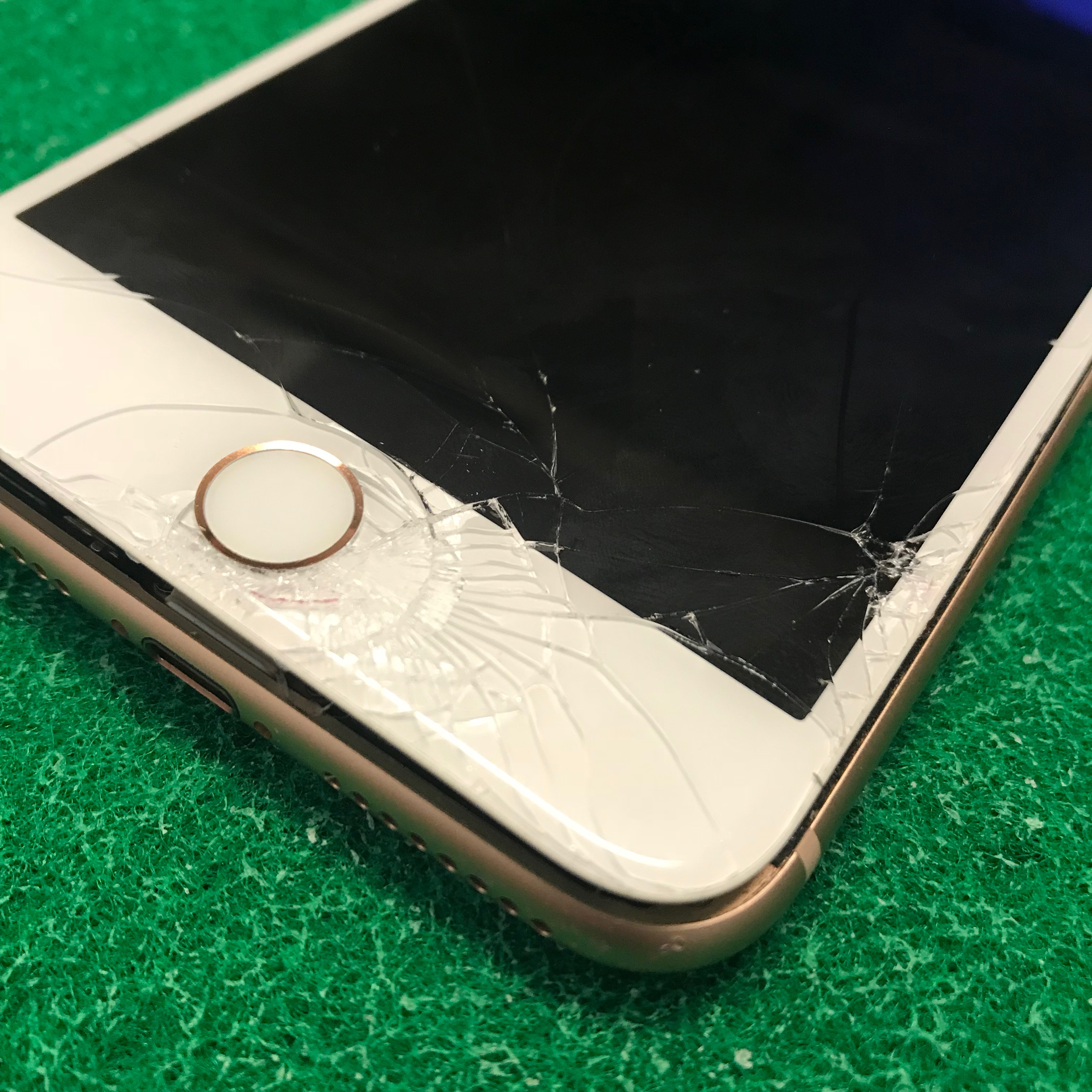 ホームボタン周りのガラスが割れたiPhone8Plus