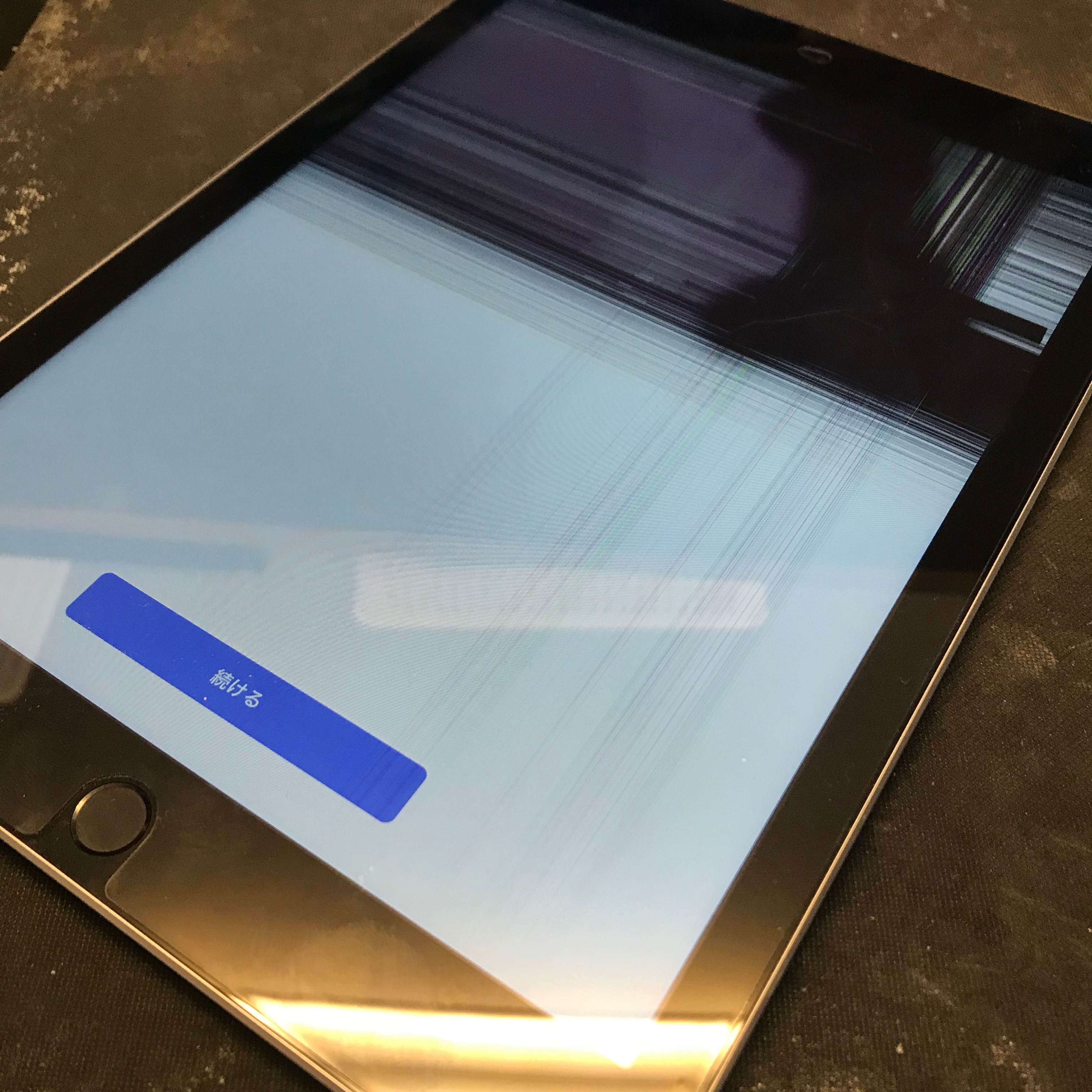 武蔵村山市からのお客様　iPad5（アイパッド5）を踏んで液晶故障