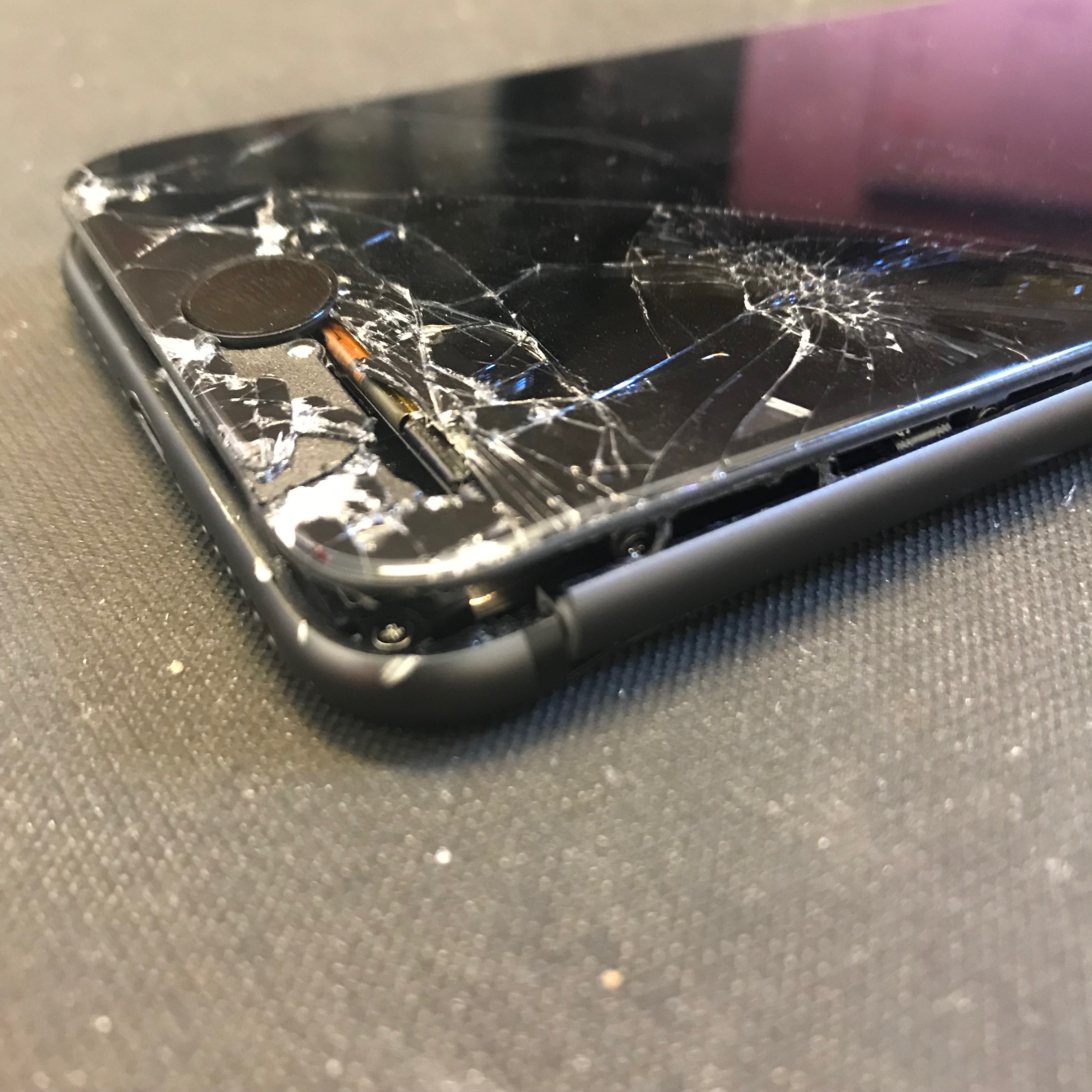 フレームが歪む程の重度破損iPhone8