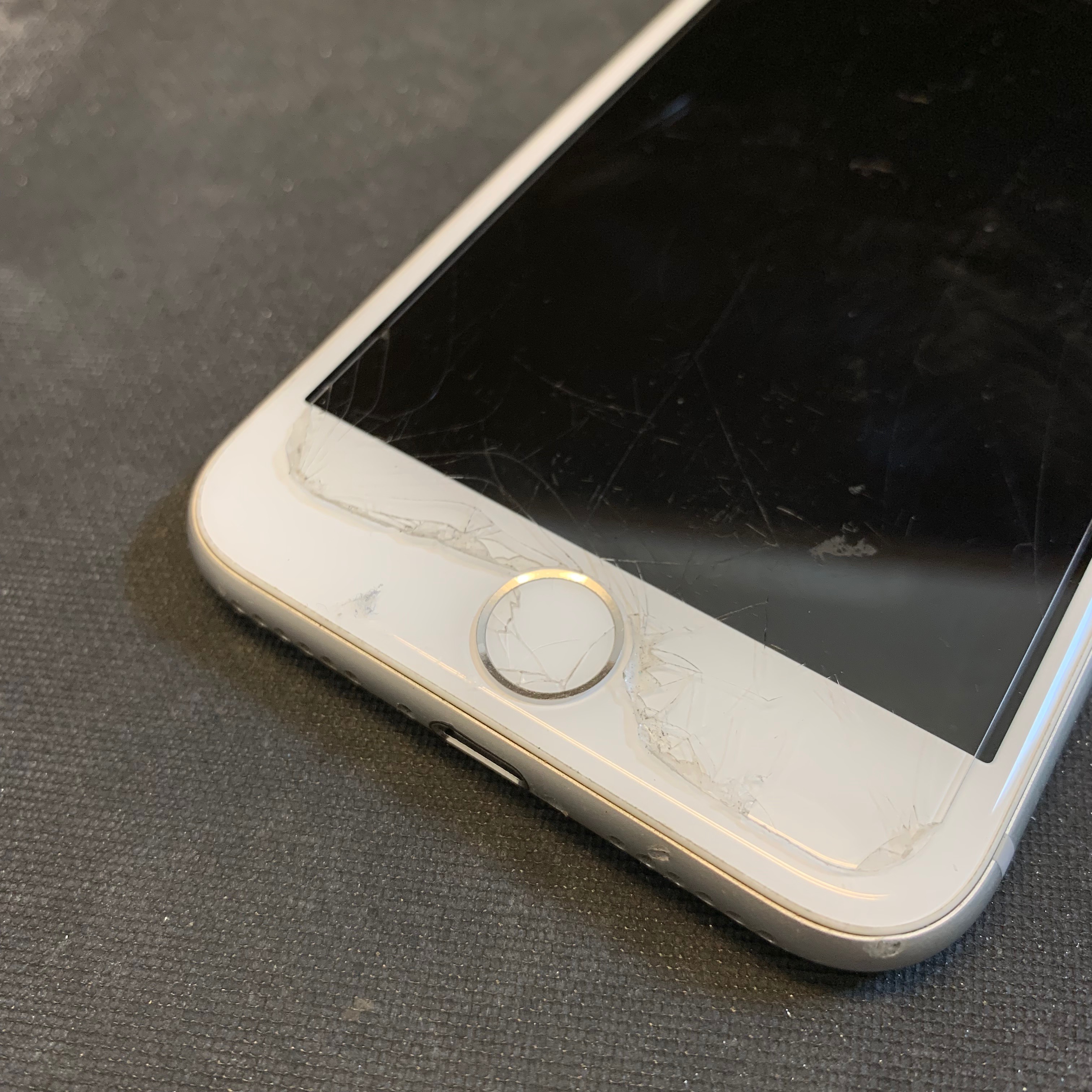 ホームボタンが破損したiPhone7