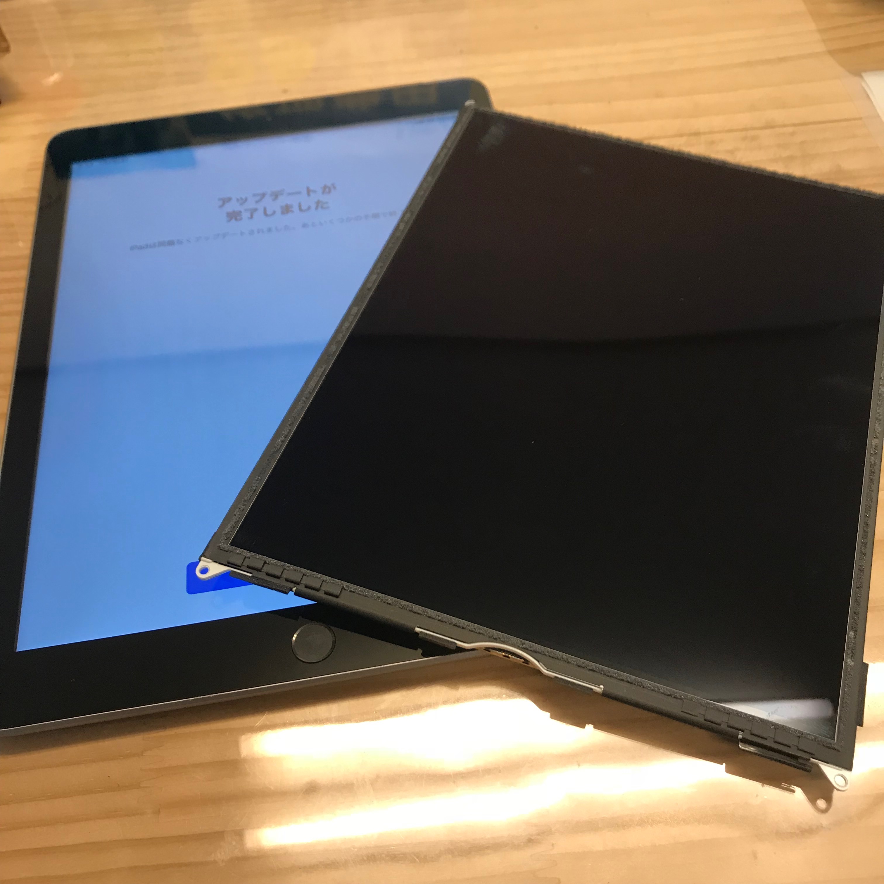 修理後のiPad5と取り外した液晶パーツ