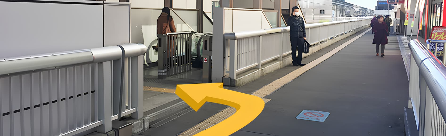 立川南駅横のエスカレーターで下に降りて